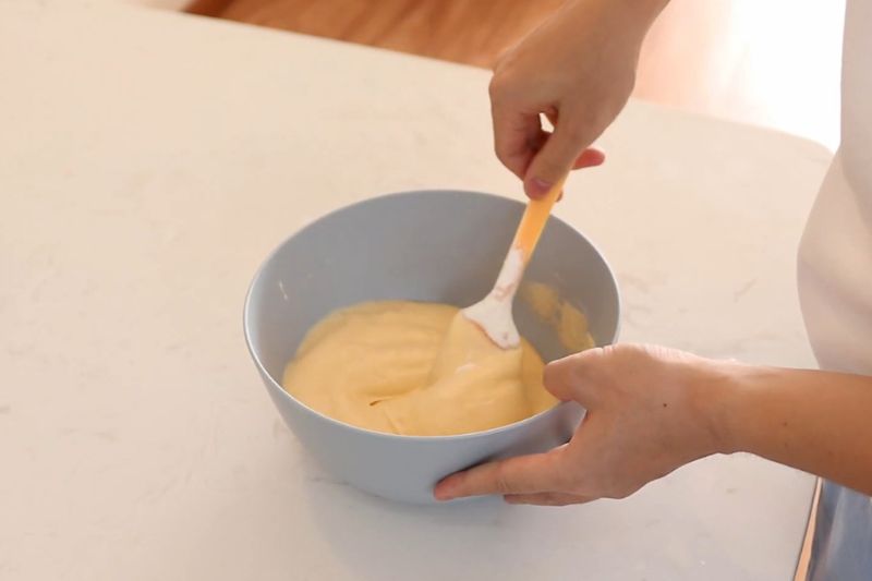 Bánh bông lan trứng muối bằng nồi chiên không dầu 4