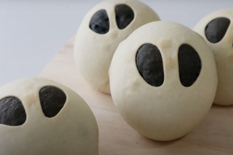Hướng dẫn làm bánh mì Alien Halloween độc đáo, ấn tượng cho bữa tiệc đêm ma quái