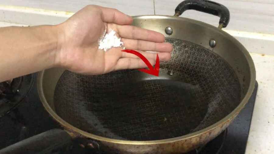 Cho gừng hoặc muối vào chảo