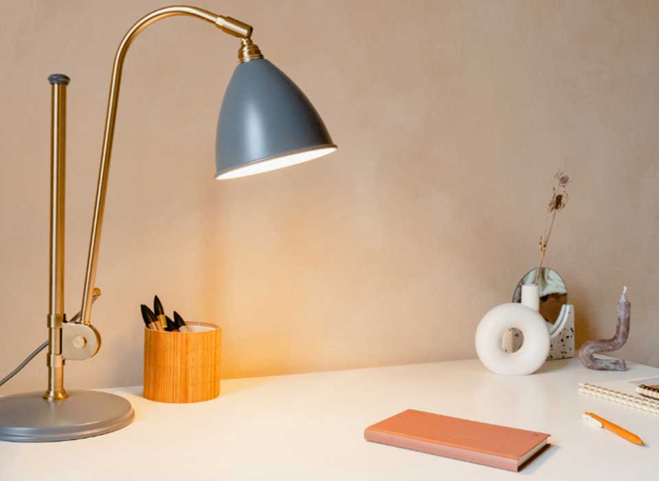 C&aacute;ch chọn đ&egrave;n học để b&agrave;n - 06