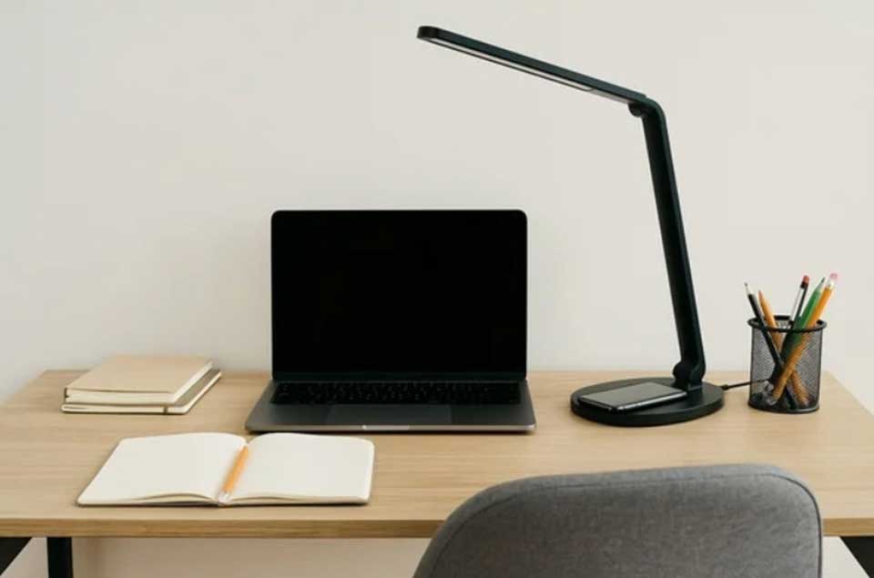 C&aacute;ch chọn đ&egrave;n học để b&agrave;n - 04