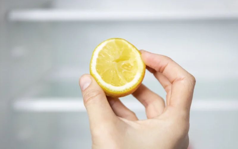 Khử mùi tủ lạnh lâu ngày không dùng bằng chanh tươi