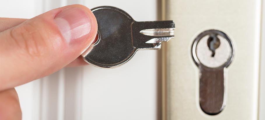 cách lấy chìa khóa bị gãy 1