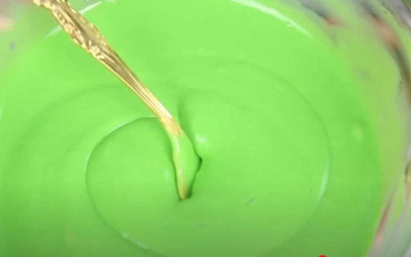Nấu chảy socola trắng và pha màu