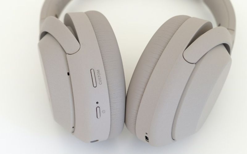 Đánh giá tai nghe Sony WH-1000XM4 về thời lượng pin