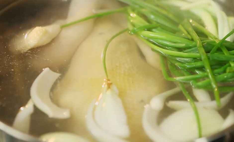 Sơ chế và luộc gà