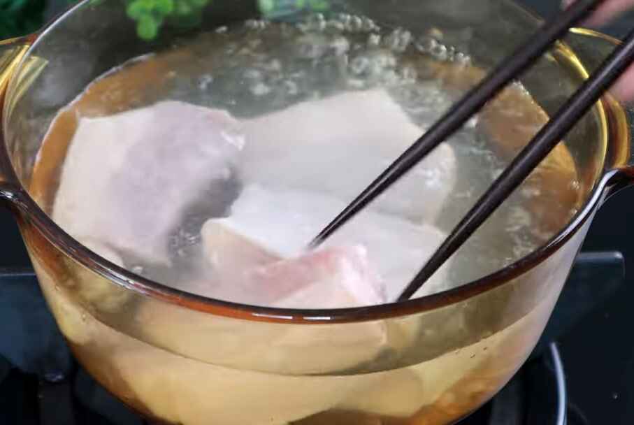 Cho thịt vào chần sơ
