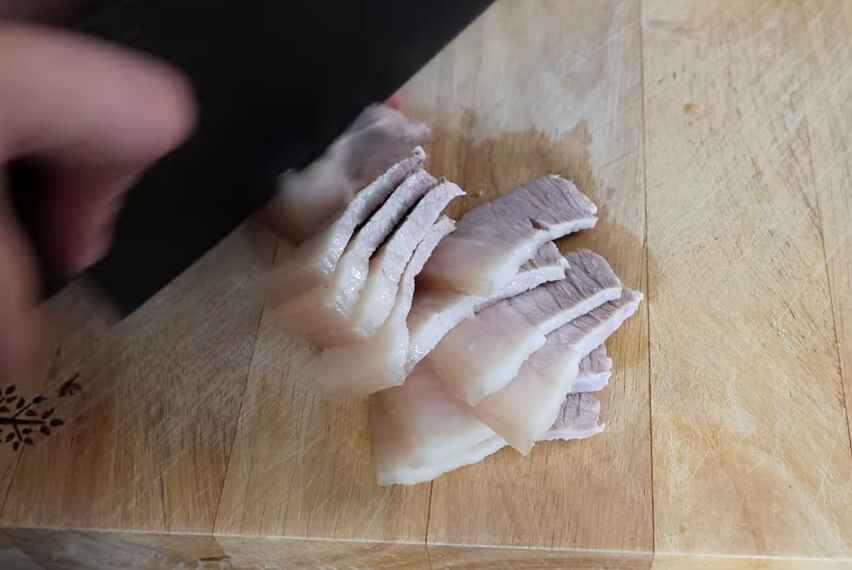 Thái thịt thành các miếng mỏng