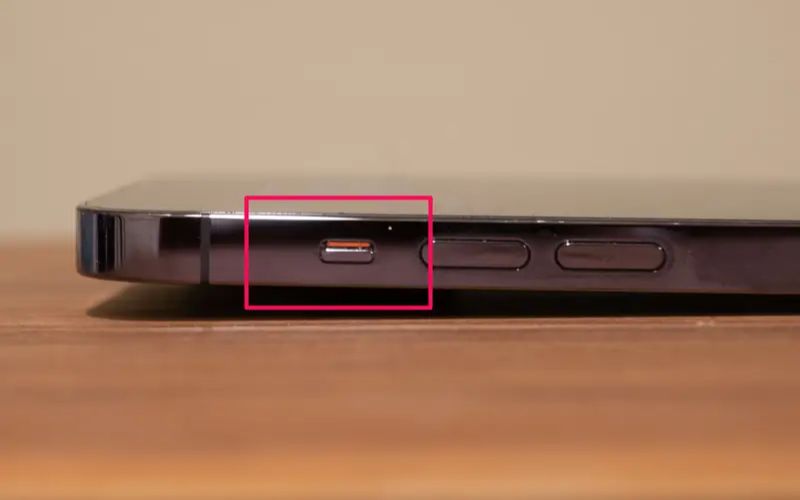 Cách kích hoạt chế độ Im lặng của iPhone bằng nút cứng bên cạnh máy