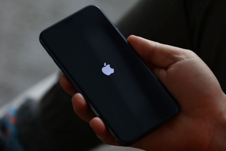 iphone-12-pro-max-bi-treo-tao-nhap-nhay (3).jpg