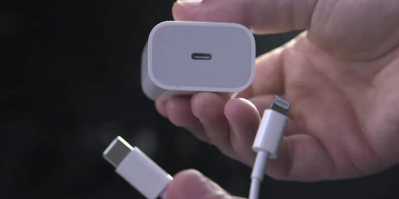 Thay củ sạc hoặc cáp sạc mới để khắc phục iPhone bị sập nguồn