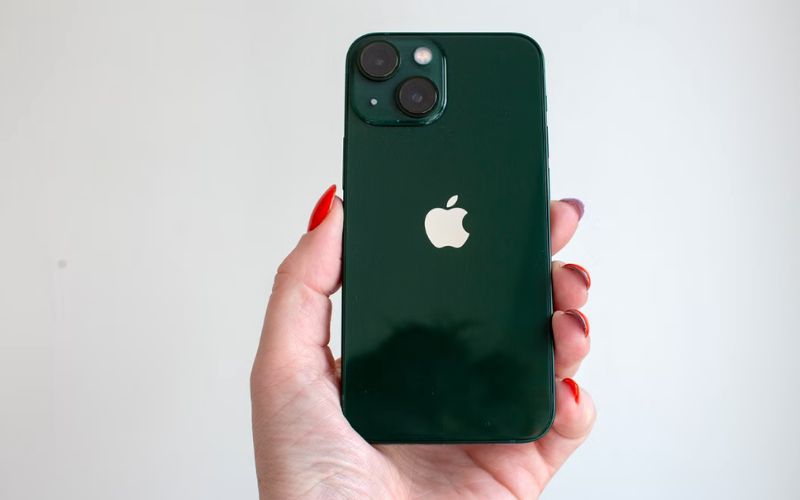 iPhone 13 xanh lá cây