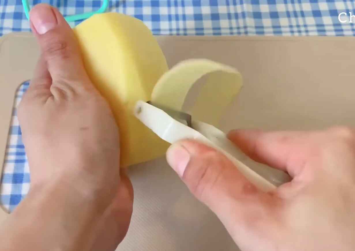 Bí quyết làm khoai tây bọc xúc xích chiên giòn tan