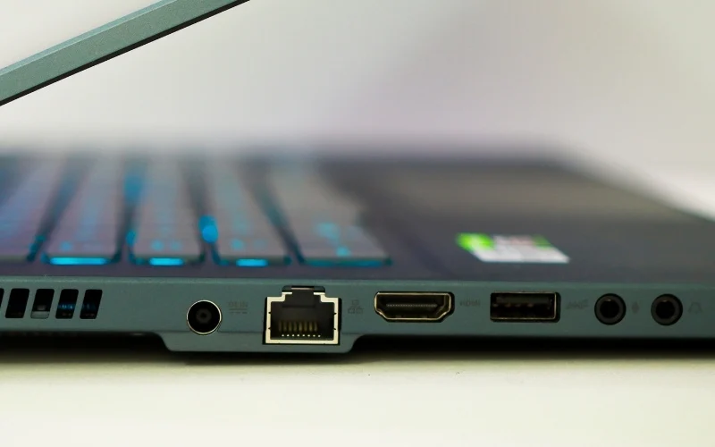 kiem-tra-cong-ket-noi-va-kha-nang-mo-rong-tren-laptop.webp