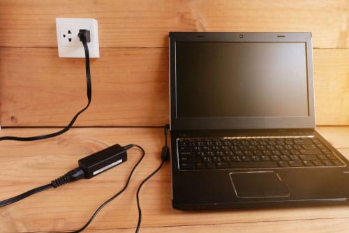 Laptop có cần sạc 3 lần 8 tiếng 10