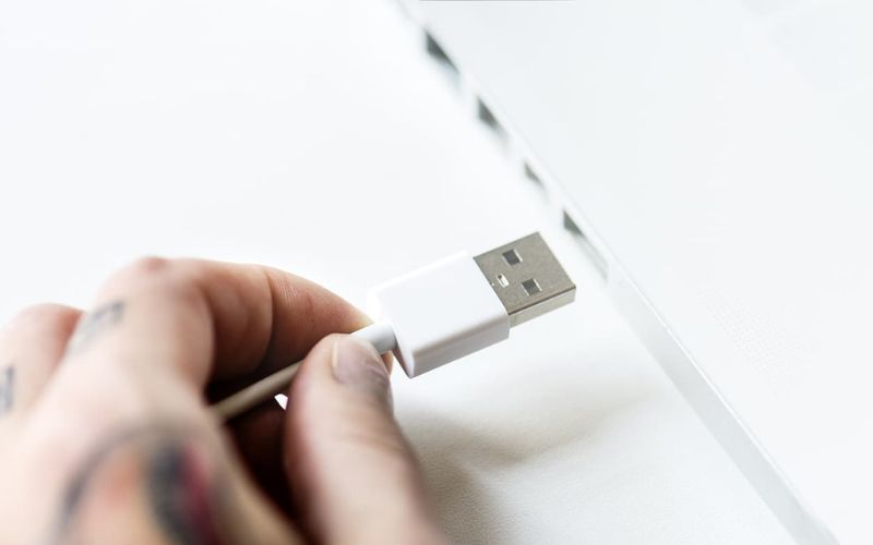 Ngắt kết nối tất cả các thiết bị ngoại vi với MacBook