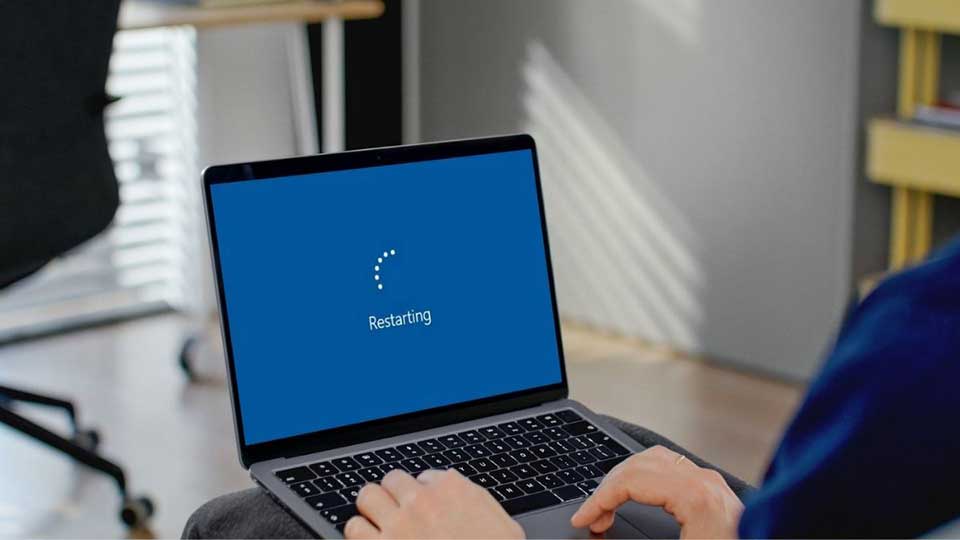 màn hình laptop bị sọc ngang nhấp nháy - 04