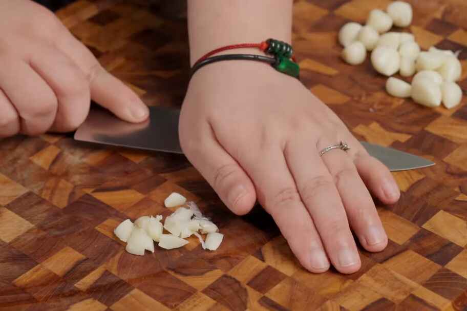 Giã nhuyễn tỏi