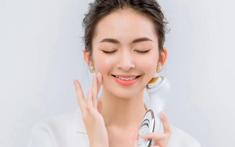 Cách sử dụng máy massage ion đẩy tinh chất