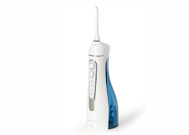 LocknLock ENR156BLU có đầu phun xoay 360° giúp điều hướng tia nước đến các kẽ răng