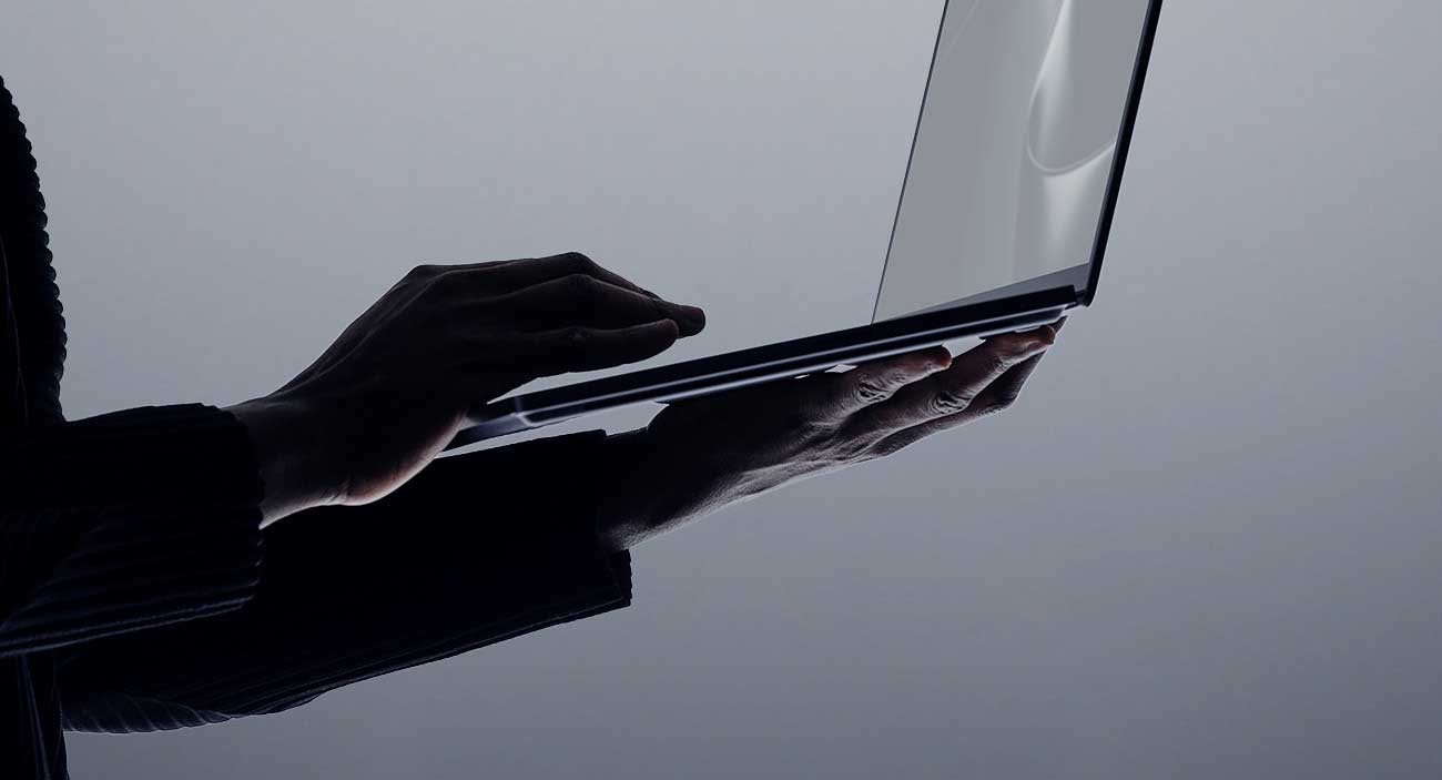 Surface Laptop Ultra có thân máy mỏng dưới 18 mm, thuận tiện hơn khi cần di chuyển thường xuyên.