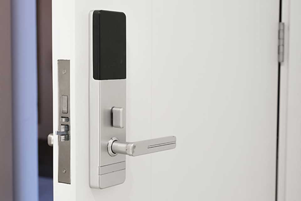 Cách mở khóa cửa điện tử khi hết pin - 05