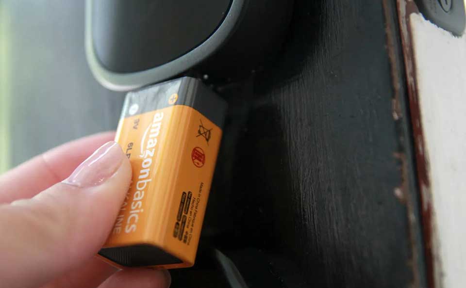 Cách mở khóa cửa điện tử khi hết pin - 03