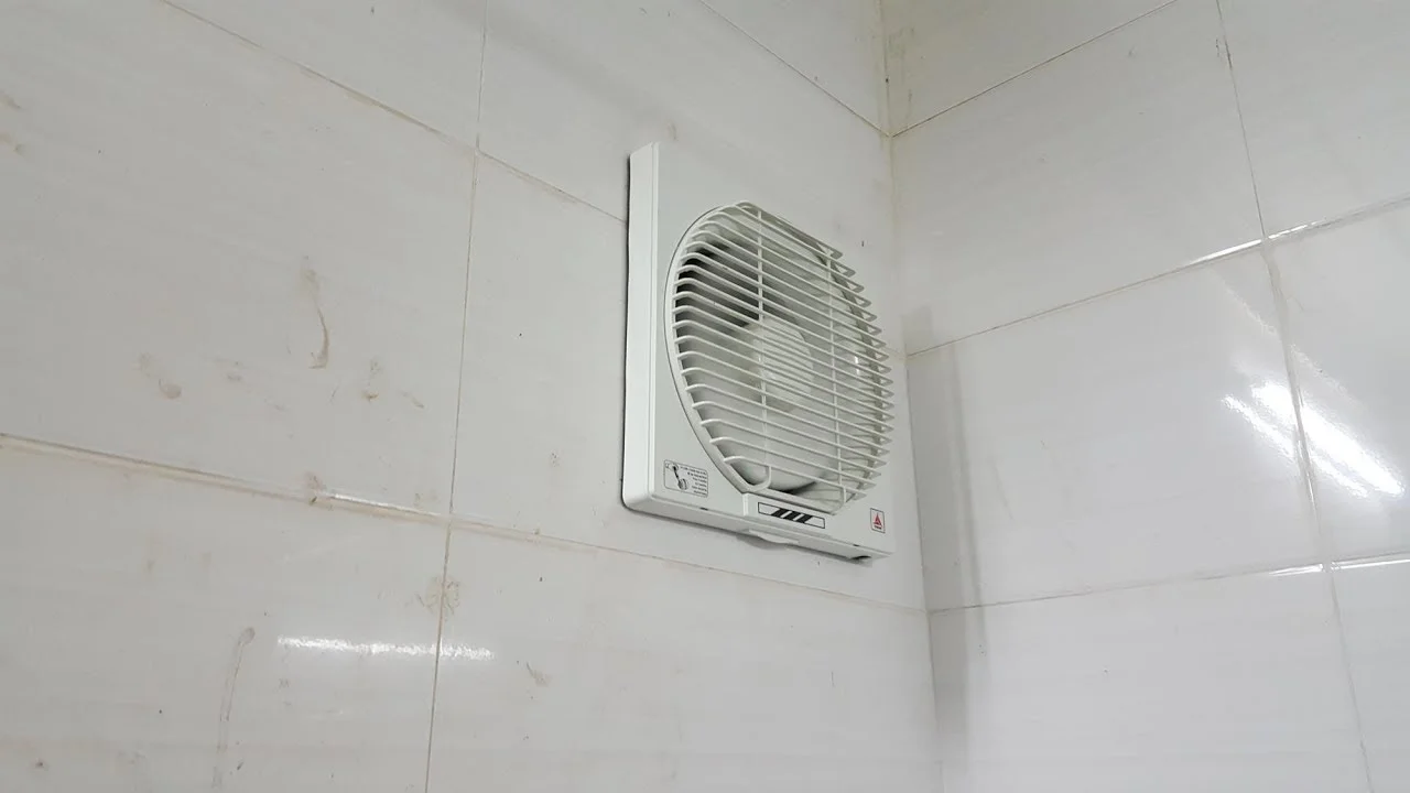 Nhà vệ sinh bị hôi 9