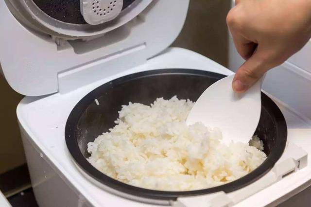 nồi cơm điện nắp gài loại nào tốt 2