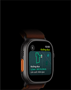 Apple Watch Ultra 4, vỏ titan, màu đen, tính năng Đường Đua với bản đồ lộ trình chạy bộ, mặt ngoài bên trái, nút Tác Vụ, Dây Quấn Alpine, màu đỏ burgundy