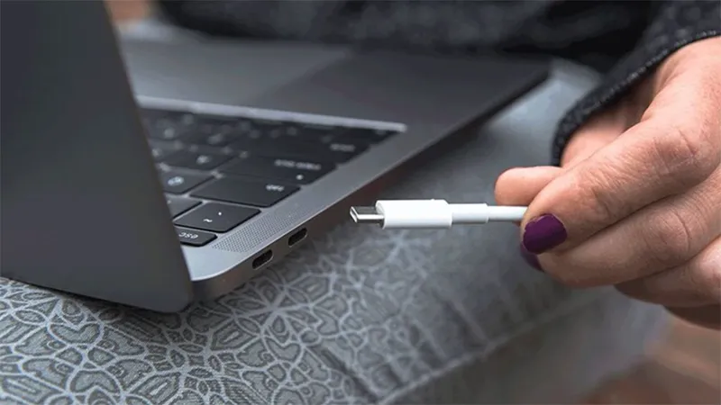 Sạc laptop khác hãng có sao không (ảnh 3)