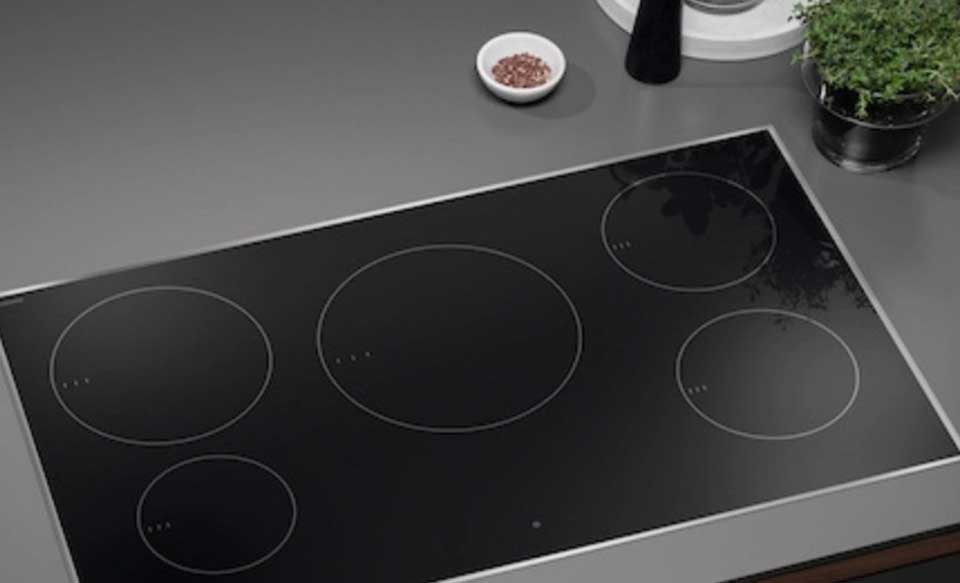 So s&aacute;nh bếp từ Hitachi v&agrave; Mitsubishi - 02