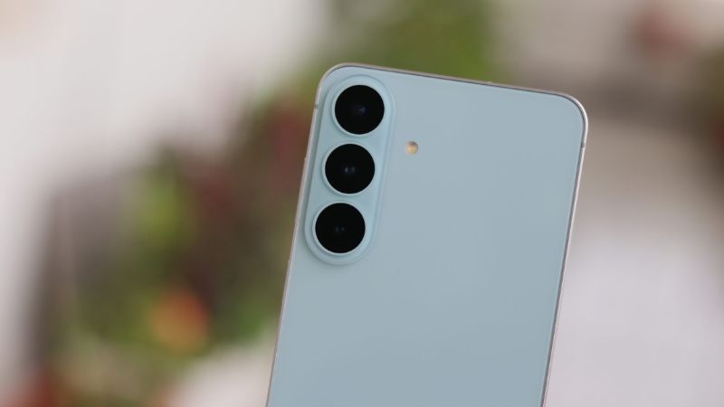 So sánh Samsung Galaxy S26 FE với OPPO Reno16 F về camera