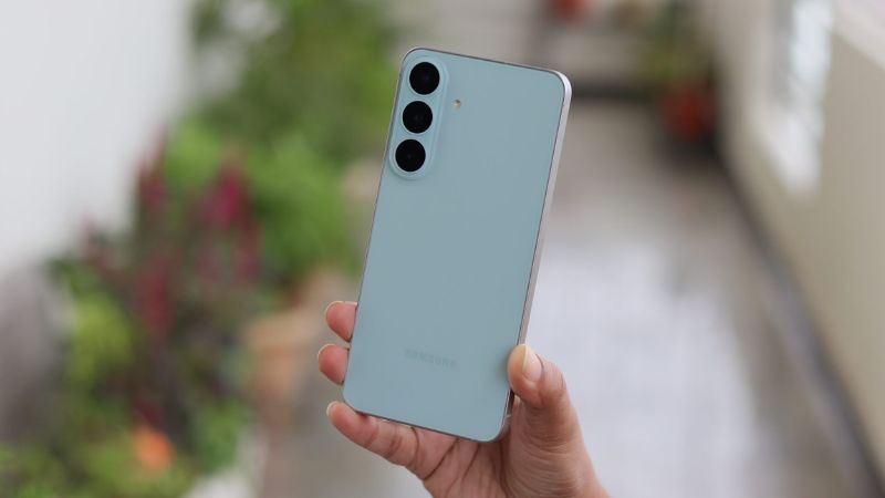 Nên mua Samsung Galaxy S26 FE hay OPPO Reno16 F