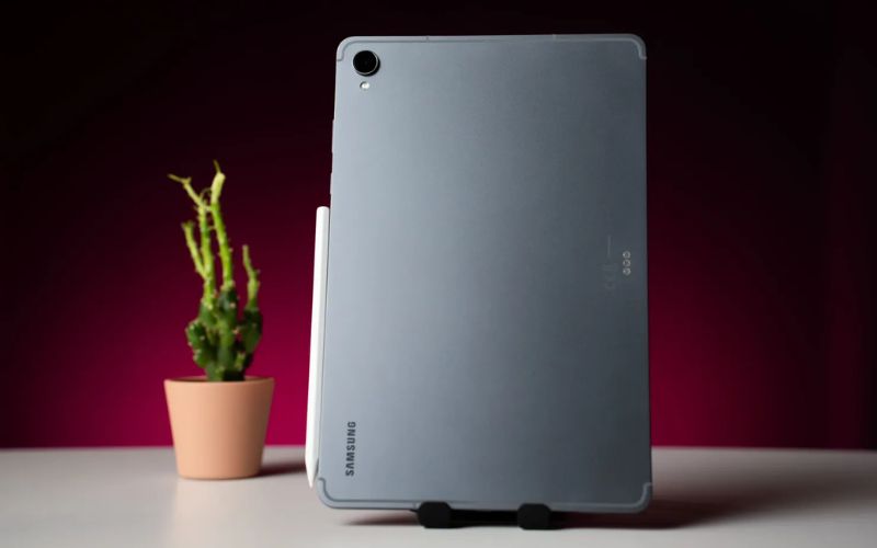 So sánh Samsung Tab S10 và S11 về thiết kế mặt lưng
