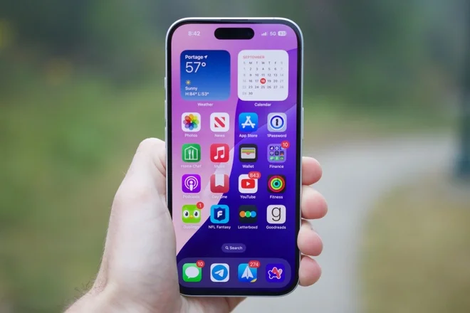 So sánh Samsung Z Flip 8 và iPhone 17 - hình 6