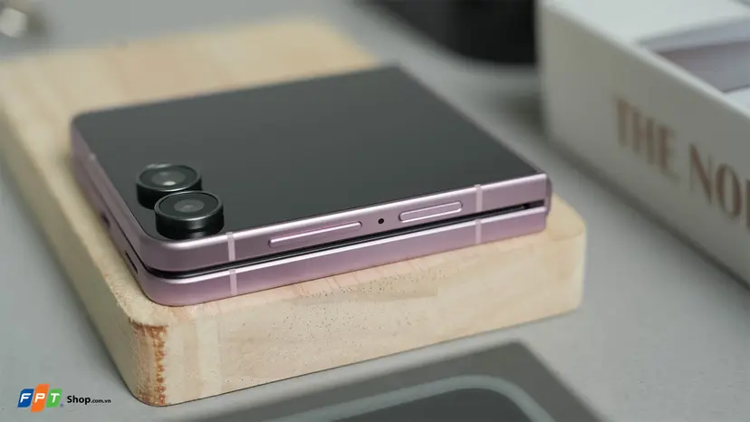 So sánh Samsung Z Flip 8 và Razr Ultra - hình 11