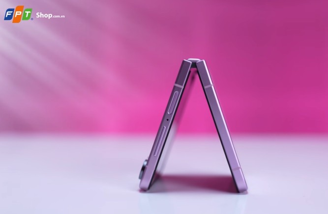 So sánh Samsung Z Flip 8 và Razr Ultra - hình 1
