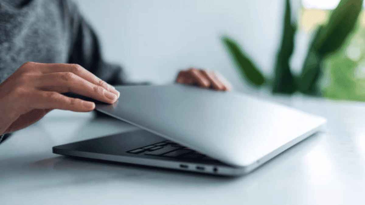 sửa laptop bị lỗi đèn nền hình 4