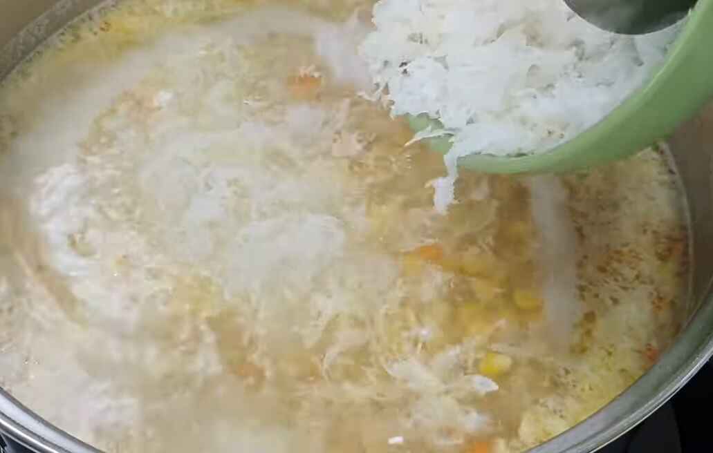 Nhẹ nhàng thả nấm tuyết và tóc tiên vào nồi