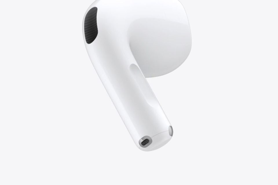 tai-nghe-airpods-5-hop-sac-khong-day-1.jpg
