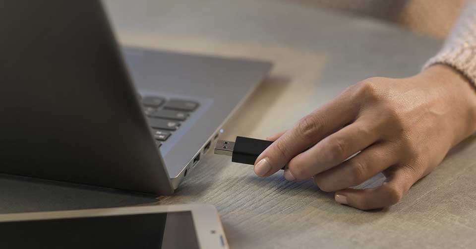 Cắm USB vào máy tính và kiểm tra lại dữ liệu bên trong