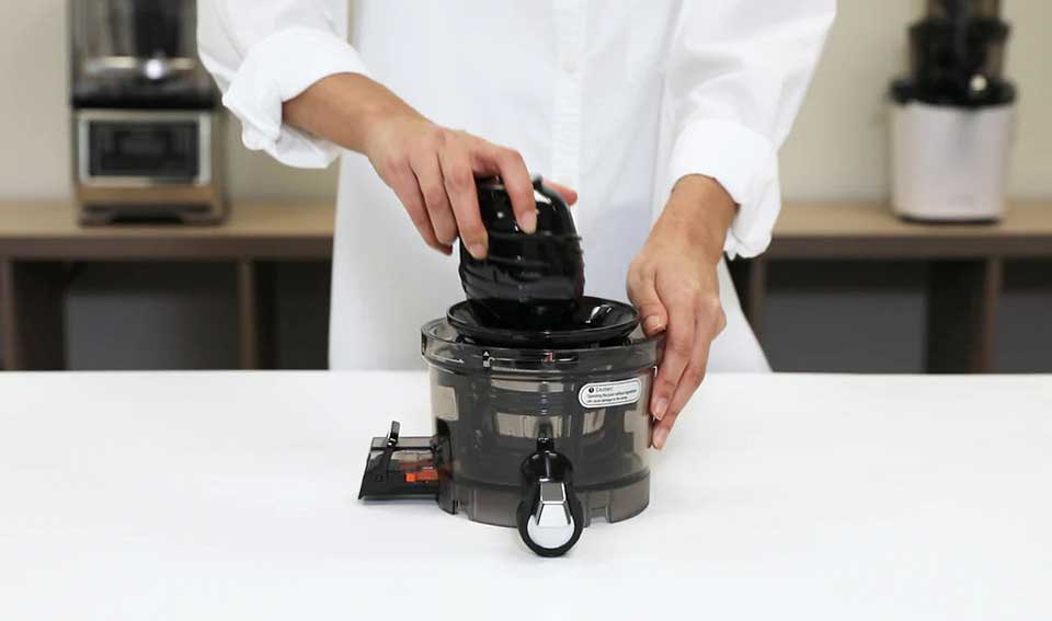 C&aacute;ch th&aacute;o lắp v&agrave; sử dụng m&aacute;y &eacute;p tr&aacute;i c&acirc;y - 03