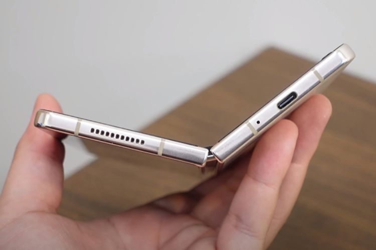 Điện thoại gập thay bản lề hết bao nhiêu tiền 9