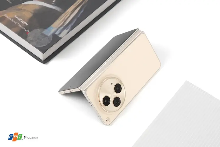 Điện thoại gập cảm giác cầm nắm có dễ chịu không 6