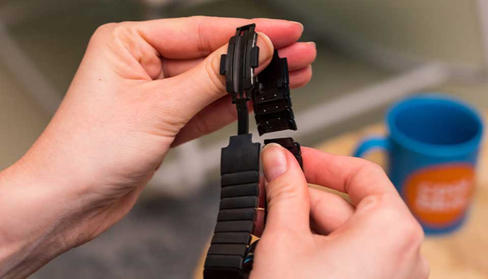 Thay và siết chặt dây Apple Watch - 01