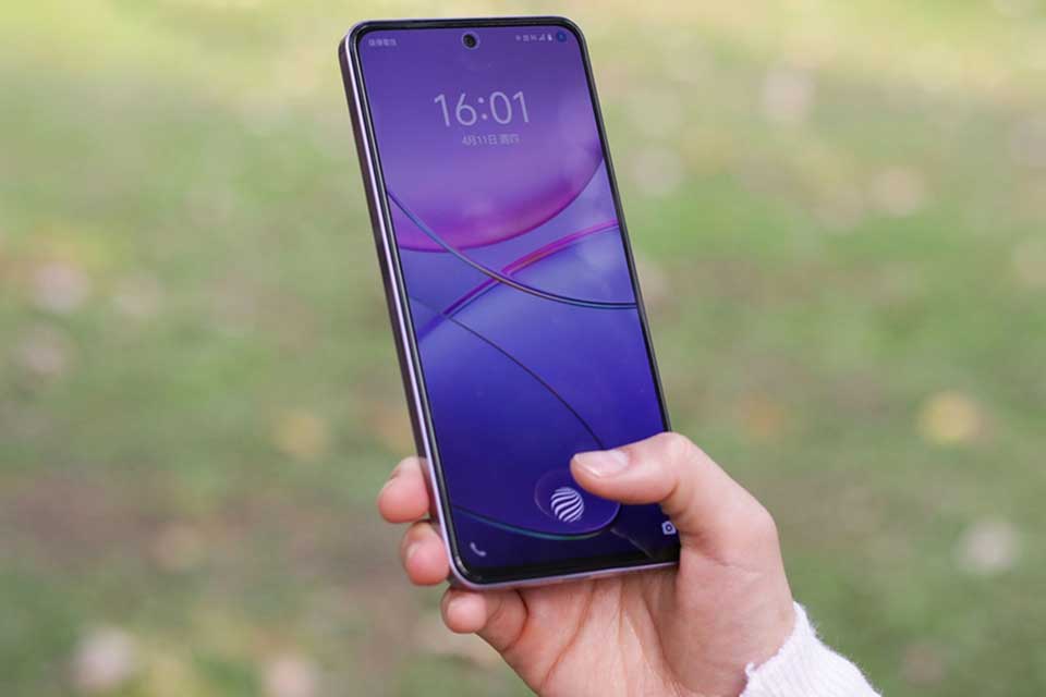 Trên tay vivo Y100 - 06