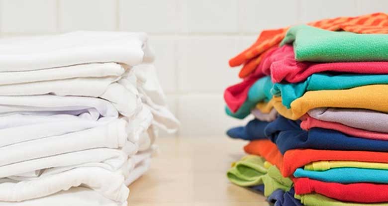 Phân loại quần áo trước khi giặt