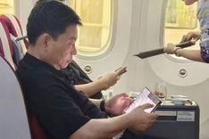 chu-tich-huawei-richard-yu-tren-tay-thiet-bi-man-hinh-gap-ba-0.jpg