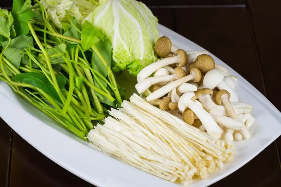 Lẩu hải sản ăn rau gì ngon? Gợi ý các loại rau ăn kèm phù hợp